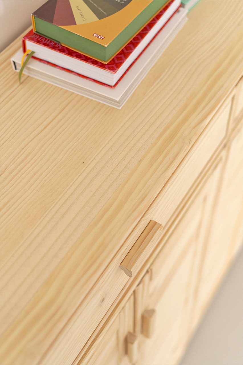 Imagen de ambiente 2 para:Armario bajo con cajones de madera natural